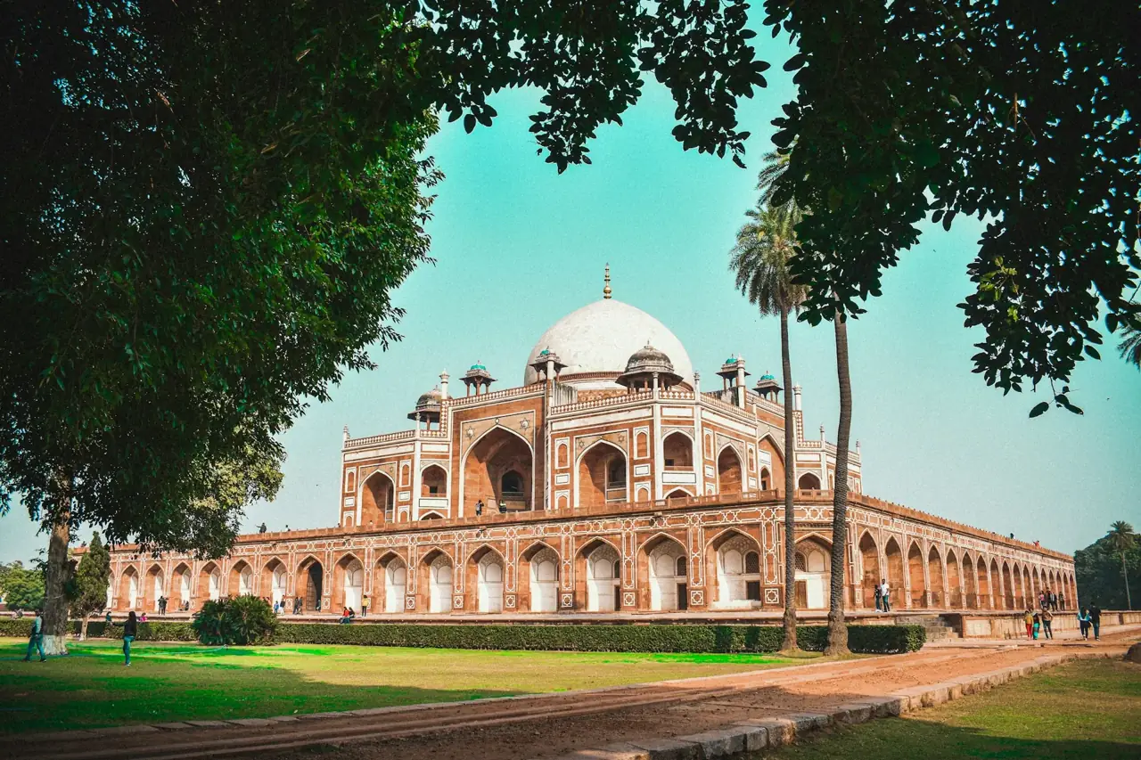 Artwork and architecture in a city guide